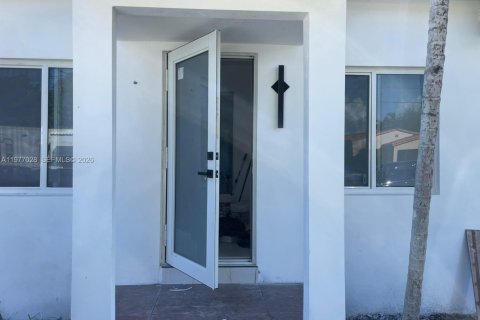 House in Miami, Florida 3 bedrooms, 154.78 sq.m. № 2041003 - photo 2