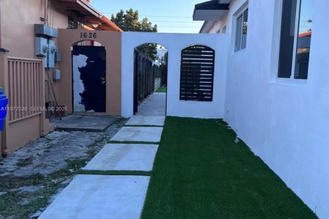 House in Miami, Florida 3 bedrooms, 154.78 sq.m. № 2041003 - photo 19