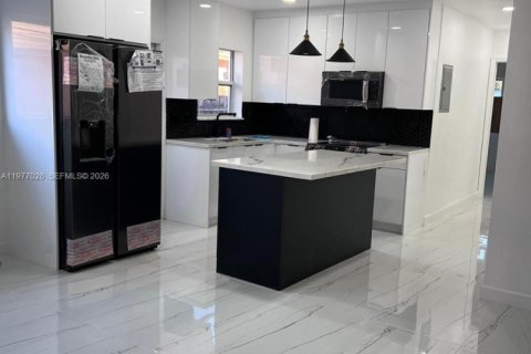 House in Miami, Florida 3 bedrooms, 154.78 sq.m. № 2041003 - photo 11