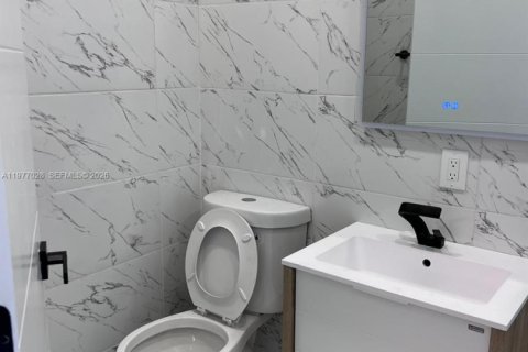 House in Miami, Florida 3 bedrooms, 154.78 sq.m. № 2041003 - photo 7