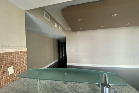 Condo in Miami, Florida, 2 bedrooms  № 1944237 - photo 7