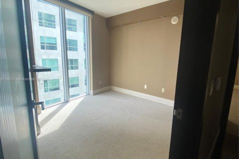 Condo in Miami, Florida, 2 bedrooms  № 1944237 - photo 19