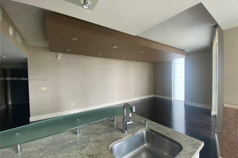 Condo in Miami, Florida, 2 bedrooms  № 1944237 - photo 8