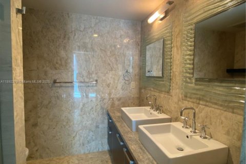Condo in Miami, Florida, 2 bedrooms  № 1944237 - photo 21