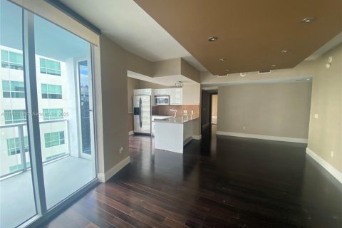 Condo in Miami, Florida, 2 bedrooms  № 1944237 - photo 1
