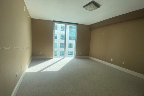 Condo in Miami, Florida, 2 bedrooms  № 1944237 - photo 18