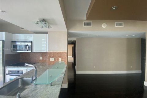 Condo in Miami, Florida, 2 bedrooms  № 1944237 - photo 6