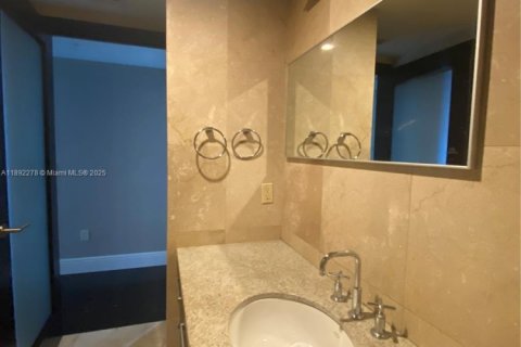 Condo in Miami, Florida, 2 bedrooms  № 1944237 - photo 12