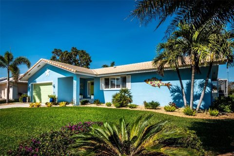House in Punta Gorda, Florida 3 bedrooms, 172.33 sq.m. № 242181 - photo 1