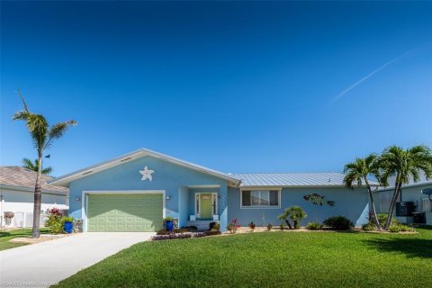 House in Punta Gorda, Florida 3 bedrooms, 172.33 sq.m. № 242181 - photo 2