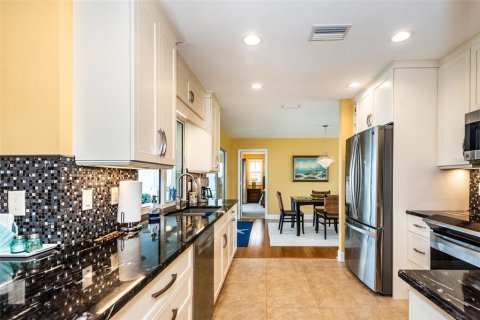 House in Punta Gorda, Florida 3 bedrooms, 172.33 sq.m. № 242181 - photo 14
