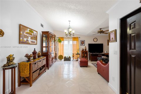 House in Miami, Florida 3 bedrooms, 115.29 sq.m. № 2045774 - photo 13