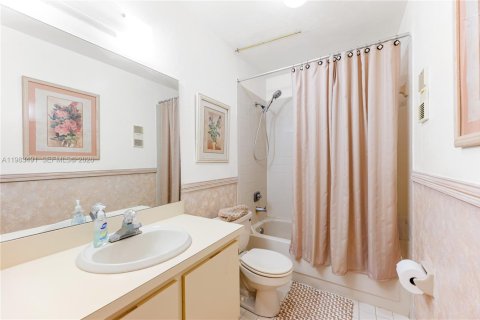 House in Miami, Florida 3 bedrooms, 115.29 sq.m. № 2045774 - photo 22