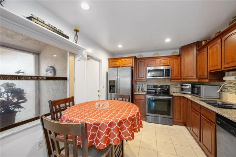 House in Miami, Florida 3 bedrooms, 115.29 sq.m. № 2045774 - photo 10