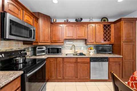 House in Miami, Florida 3 bedrooms, 115.29 sq.m. № 2045774 - photo 11