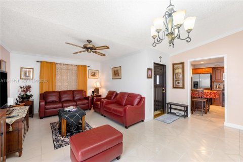 House in Miami, Florida 3 bedrooms, 115.29 sq.m. № 2045774 - photo 15