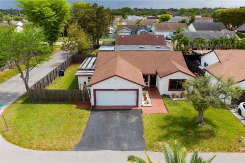 House in Miami, Florida 3 bedrooms, 115.29 sq.m. № 2045774 - photo 2