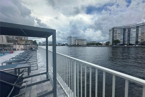 Apartamento en alquiler en Hallandale Beach, Florida, 2 dormitorios, 111.48 m2 № 1924792 - foto 17