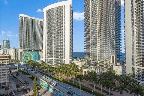 Apartamento en alquiler en Hallandale Beach, Florida, 2 dormitorios, 111.48 m2 № 1924792 - foto 9