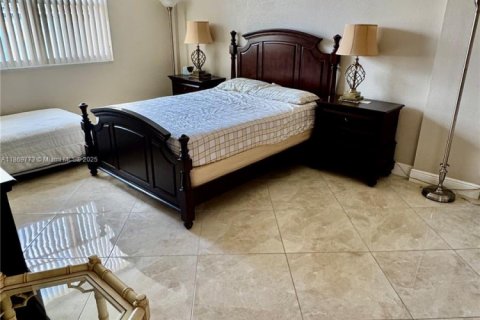 Apartamento en alquiler en Hallandale Beach, Florida, 2 dormitorios, 111.48 m2 № 1924792 - foto 12
