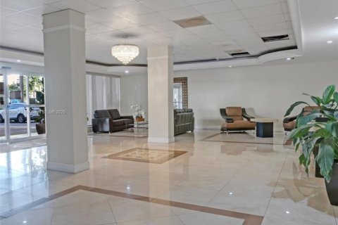 Apartamento en alquiler en Hallandale Beach, Florida, 2 dormitorios, 111.48 m2 № 1924792 - foto 2