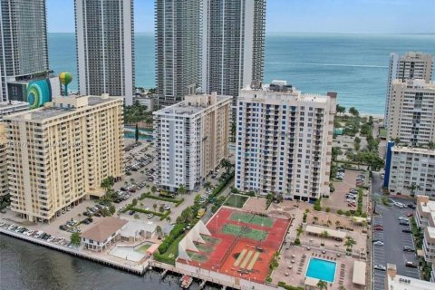 Apartamento en alquiler en Hallandale Beach, Florida, 2 dormitorios, 111.48 m2 № 1924792 - foto 1