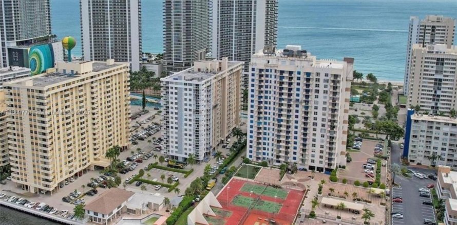 Apartamento en Hallandale Beach, Florida 2 dormitorios, 111.48 m2 № 1924792