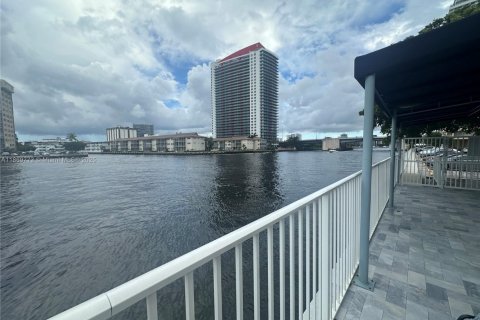 Apartment in Hallandale Beach, Florida 2 bedrooms, 111.48 sq.m. № 1924792 - photo 16