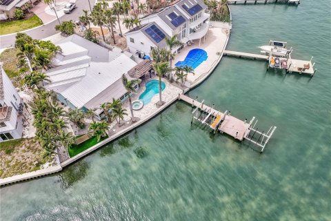 Купить виллу или дом в Сент-Пит-Бич, Флорида 3 комнаты, 261.24м2, № 1813140 - фото 1