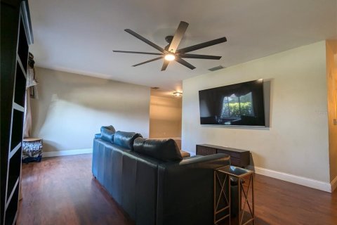 House in Fern Park, Florida 4 bedrooms, 150.04 sq.m. № 1908149 - photo 4