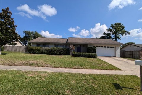 House in Fern Park, Florida 4 bedrooms, 150.04 sq.m. № 1908149 - photo 1