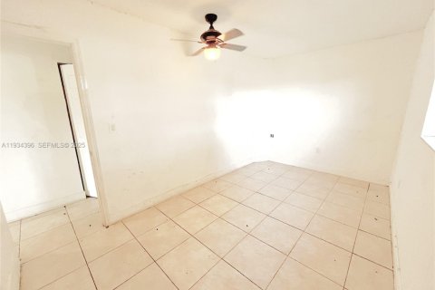 Villa ou maison à louer à Miami, Floride: 3 chambres, 141.21 m2 № 2079977 - photo 16