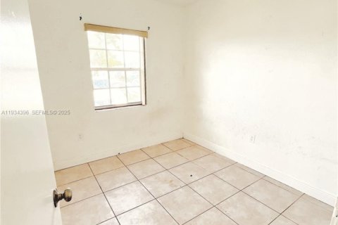 Villa ou maison à louer à Miami, Floride: 3 chambres, 141.21 m2 № 2079977 - photo 9
