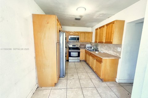 Villa ou maison à louer à Miami, Floride: 3 chambres, 141.21 m2 № 2079977 - photo 6