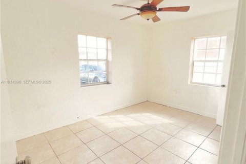 Villa ou maison à louer à Miami, Floride: 3 chambres, 141.21 m2 № 2079977 - photo 11