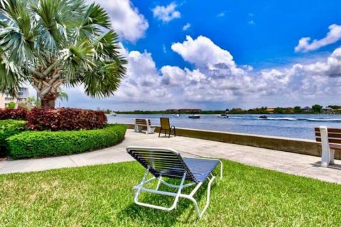 Condo in Sarasota, Florida, 2 bedrooms  № 1725412 - photo 26