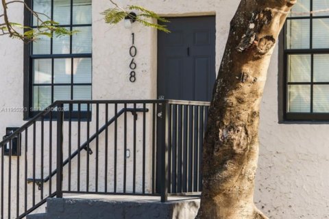 Купить коммерческую недвижимость в Майами, Флорида 416.2м2, № 2024565 - фото 12