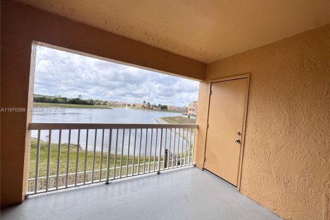 Townhouse in Fort Lauderdale, Florida 2 bedrooms, 95.88 sq.m. № 2038582 - photo 2