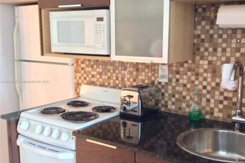 Condo in Miami Beach, Florida, 2 bedrooms  № 1760910 - photo 10