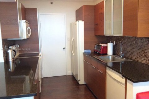 Condo in Miami Beach, Florida, 2 bedrooms  № 1760910 - photo 3