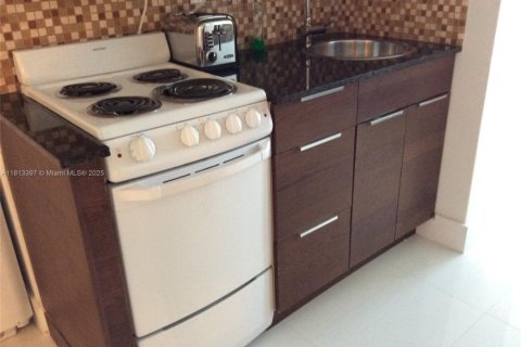 Condo in Miami Beach, Florida, 2 bedrooms  № 1760910 - photo 12