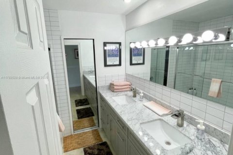 Villa ou maison à vendre à Hollywood, Floride: 5 chambres, 262.91 m2 № 1957702 - photo 20