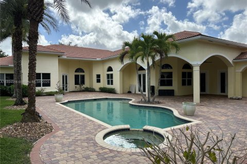 Купить виллу или дом в Дейви, Флорида 5 спален, 427.35м2, № 1946976 - фото 2