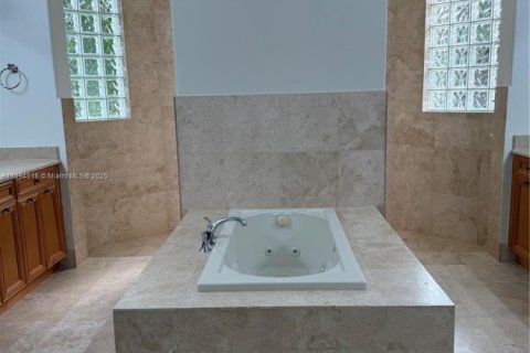 Купить виллу или дом в Дейви, Флорида 5 спален, 427.35м2, № 1946976 - фото 17