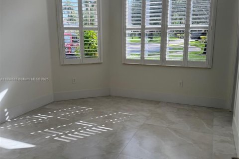 Купить виллу или дом в Дейви, Флорида 5 спален, 427.35м2, № 1946976 - фото 10