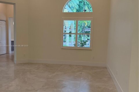 Купить виллу или дом в Дейви, Флорида 5 спален, 427.35м2, № 1946976 - фото 8