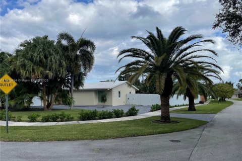 Casa en venta en Cutler Bay, Florida, 3 dormitorios, 181.44 m2 № 1938494 - foto 2