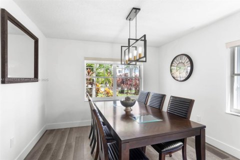 Casa en venta en Pembroke Pines, Florida, 4 dormitorios, 193.61 m2 № 1880082 - foto 16