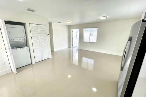 Appartement à louer à Miami, Floride: 6 chambres, 199.18 m2 № 1988338 - photo 2