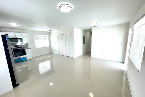 Appartement à louer à Miami, Floride: 6 chambres, 199.18 m2 № 1988338 - photo 1